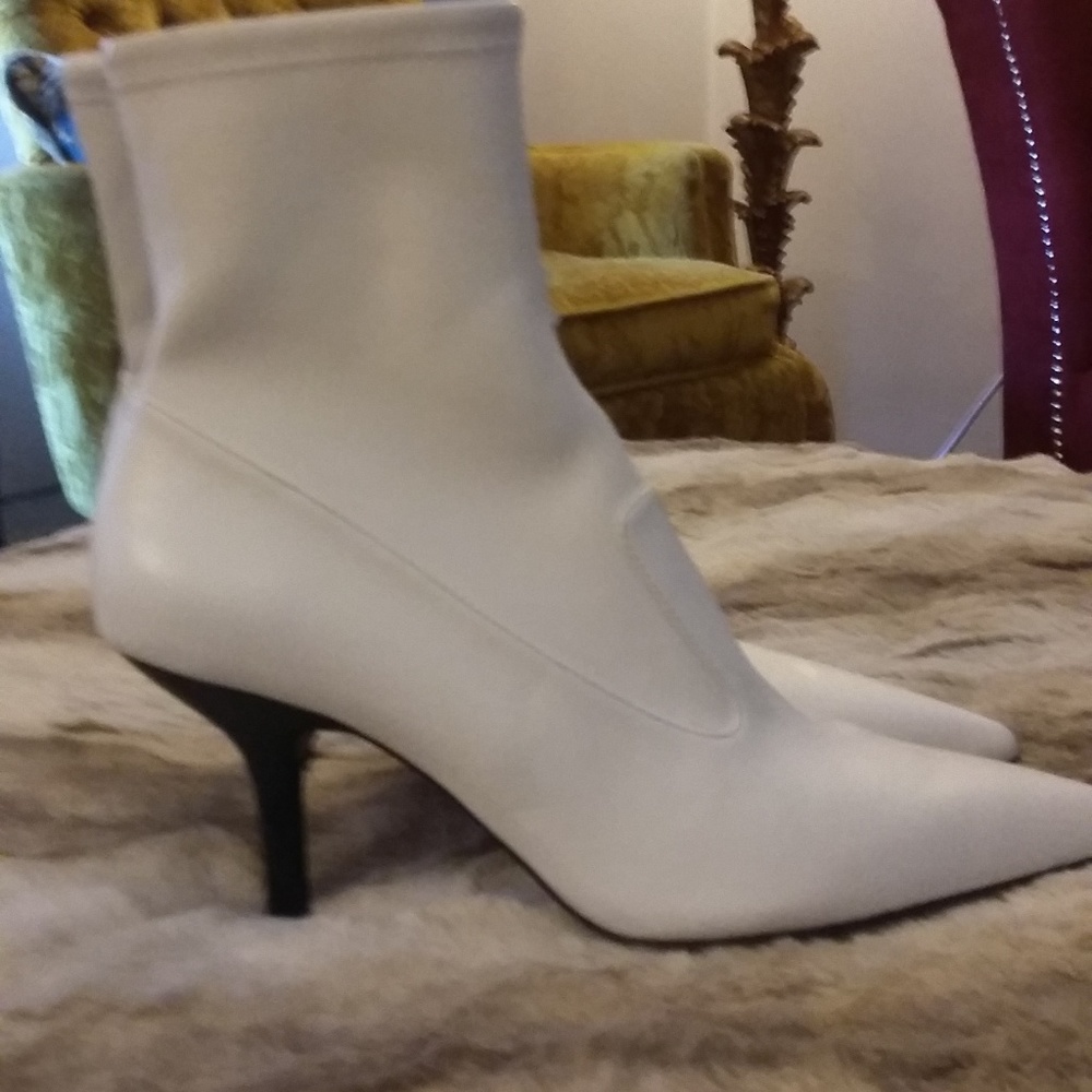 WHITE STRETCH LEATHER BOOTIES